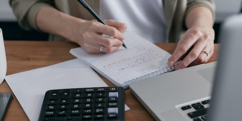 Facturar con el apoyo de un software profesional - Pexels Facturar de forma sencilla