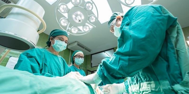 La Comunidad de Madrid destina por habitante un total de 1.300,55 euros per cápita Cirugía en hospital/Pixabay