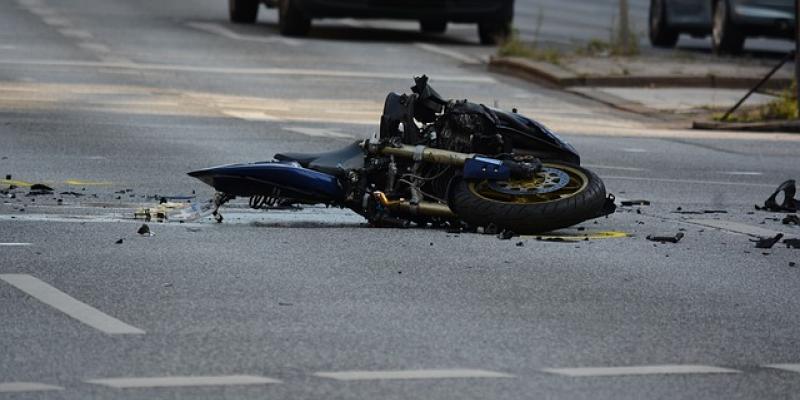 Este fin de semana se ha cerrado con diez fallecidos por accidentes de tráfico Una moto destruida por un accidente con fallecidos en las carreteras. Foto de Pixabay