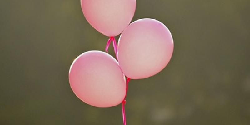 Globos rosas contra el cáncer de mama / Pixabay Globos rosas