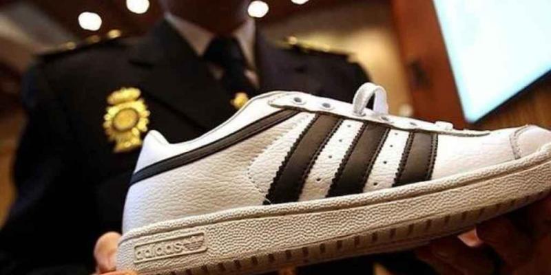 Imagen de un policía con una zapatilla/El Español Los jóvenes españoles compran más falsificaciones que la media de la UE
