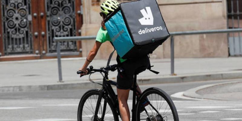 Falsos Autónomos / El Confidencial Un 'rider' pedalea con la típica mochila a la espalda