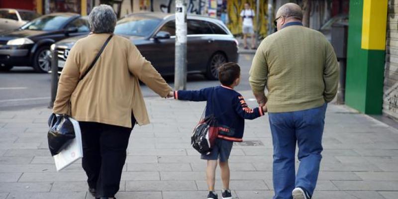 Los abuelos suelen hacerse cargo de sus nietos tutelados