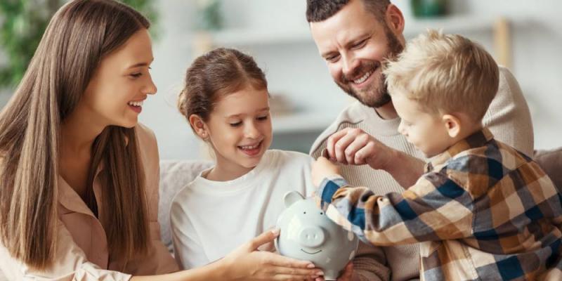 Familia ahorrando dinero en una hucha / Pixabay