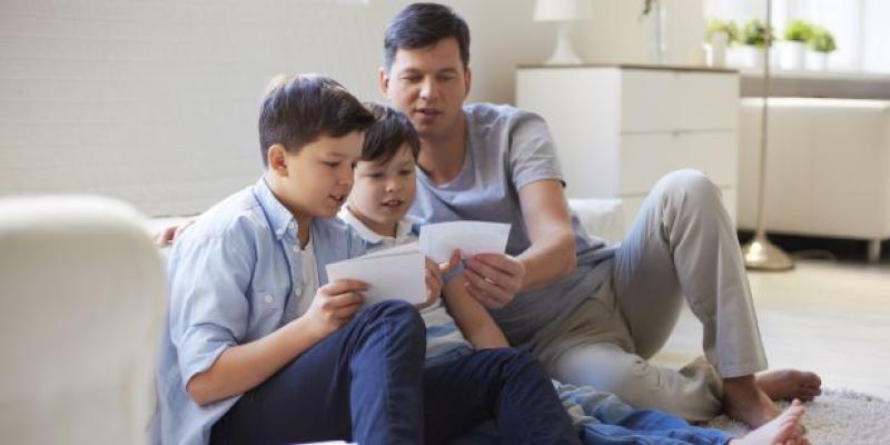 Imagen de un padre con sus dos hijos/Cinco Días- El País Las familias monoparentales pasarán a ser numerosas