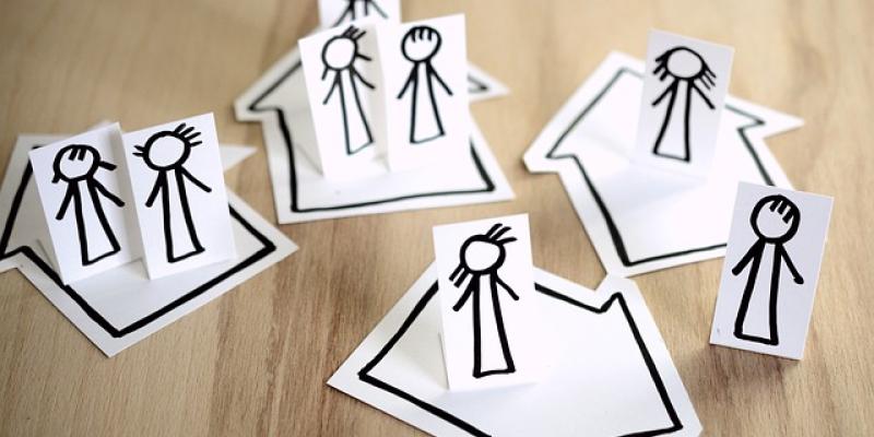 Familias numerosas / Pixabay Infografía con varias personas y casas representando a las familias numerosas
