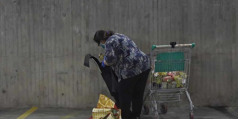 Imagen de una mujer/EITB La subida del IVA afecta a las familias vulnerables