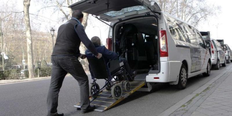 Taxis adaptados y VTC y perjudica a las personas con discapacidad Hombre con silla de ruedas