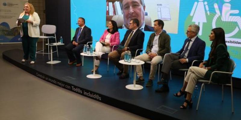 Imagen de los ponentes de la jornada 'Farmacia Comunitaria: ejemplos de buenas prácticas para mejorar la accesibilidad' | Foto de Jorge Villa Imagen de los ponentes de la jornada 'Farmacia Comunitaria: ejemplos de buenas prácticas para mejorar la accesibilidad'