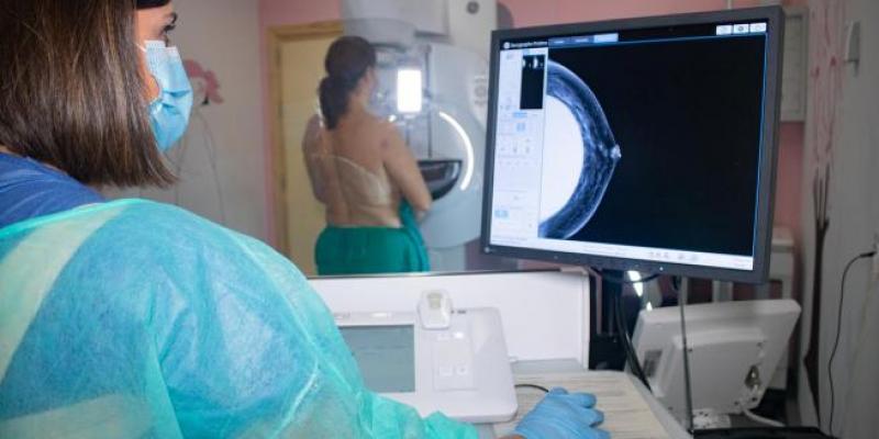 Una mujer durante una mamografía en una imagen de archivo.