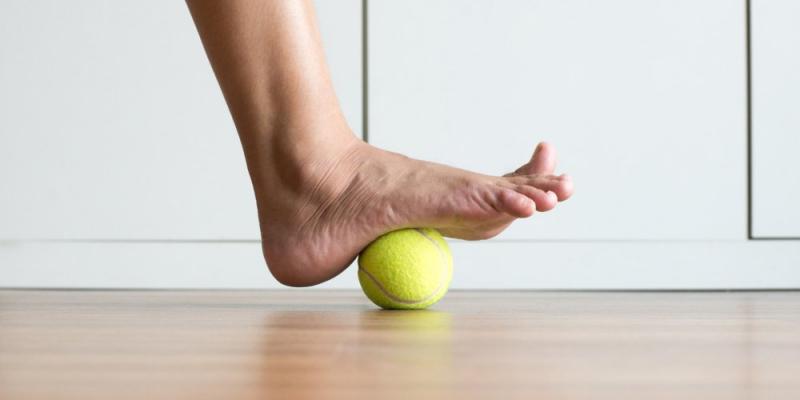 Imagen de Coficam Pie con fascitis realizando ejercicios de prevención