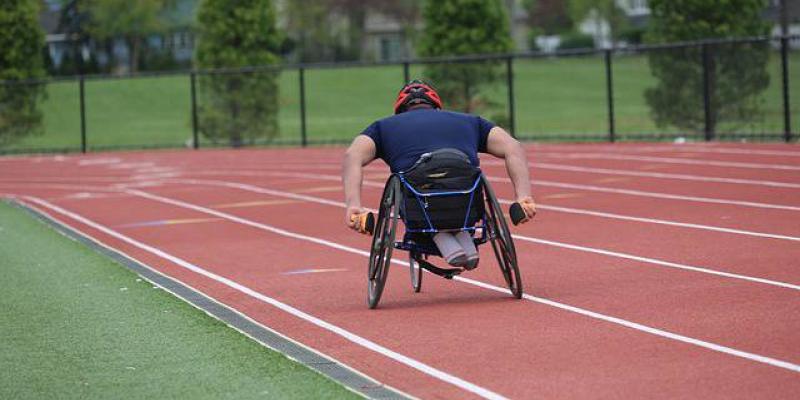 Una personas con discapacidad practicando deporte. Las actividades permitidas en la fase 1 para las personas con discapacidad.
