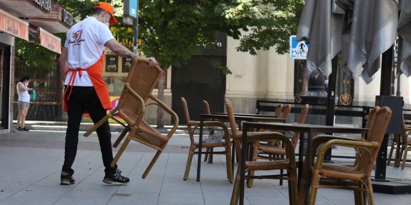 Montaje y limpieza de una terraza en el centro de Madrid este domingo 24 de mayo. En vídeo, qué se puede hacer hoy en los territorios que entran en fase 1. JAIME VILLANUEVA SÁNCHEZ (EL PAIS/ATLAS)