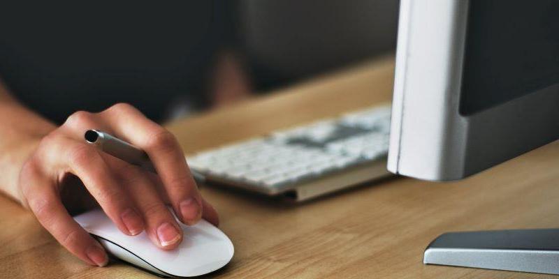 Fasga sobre el permiso retribuido Mano de un trabajador en el ratón del ordenador / Pixabay