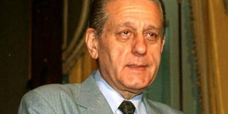 Medicina Social René favaloro vestido con traje en una fotografía a plano corto /diario clarín