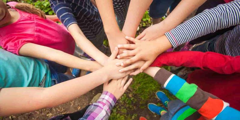 Imagen de varios brazos de niños y niñas unidos/Blog- Argal Editorial Plan de igualdad de género en la Educación Secundaria Obligatoria