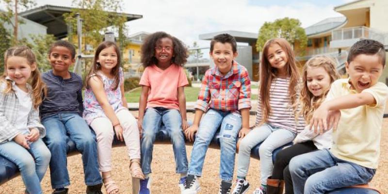 Escuelas cerradas por fenómenos climáticos - Foto: Envato Elements Niños en el patio de la escuela