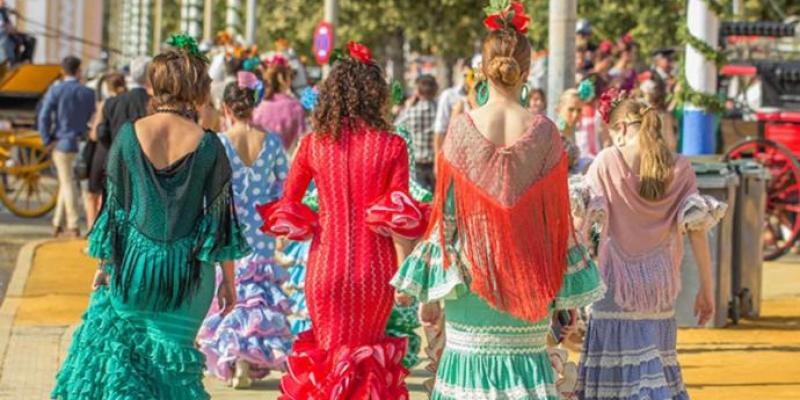 Feria de Abril / Estadio Deportivo Cuatro mujeres pasean por la Feria de Abril de Sevilla