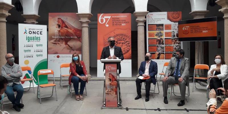 El Festival de Mérida y la ONCE han renovado su compromiso por la inclusión cultural de las personas con discapacidad visual | Foto: ONCE.