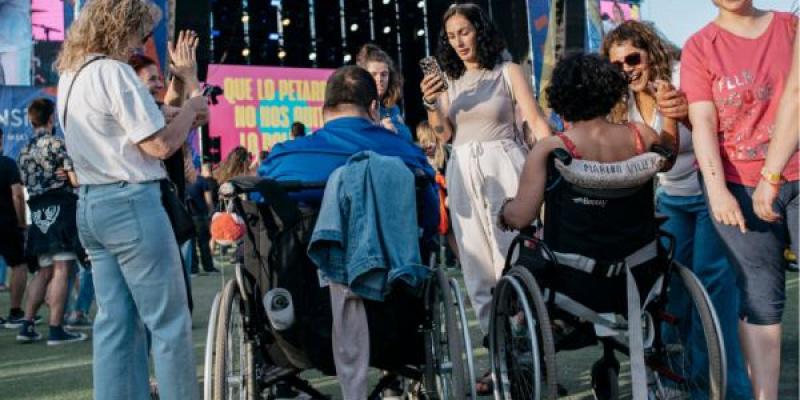 Los festivales de música accesibles son muy necesarios en el mundo Personas con discapacidad disfrutando de festivales de música accesibles