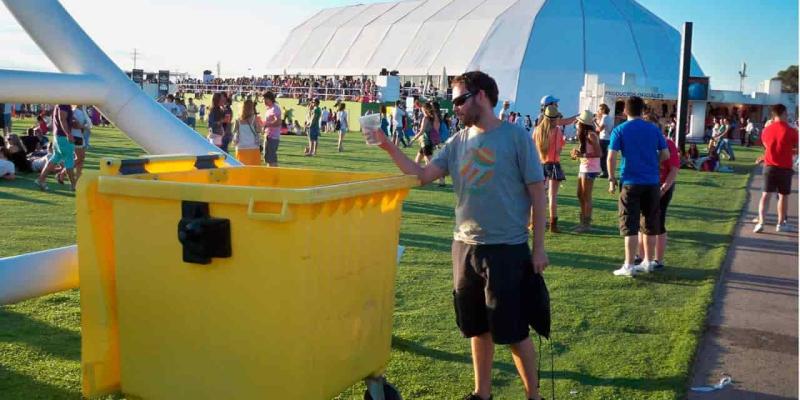 Imagen de personas reciclando en un festival de música/Madridiario La sostenibilidad se unen a los festivales de música