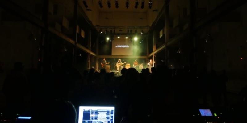 Actuación de José Carreño Banda, con subtitulado e intérprete LSE, en el Festival Predifest | Foto de Predif Actuación de José Carreño Banda, con subtitulado e intérprete LSE, en el Festival Predifest