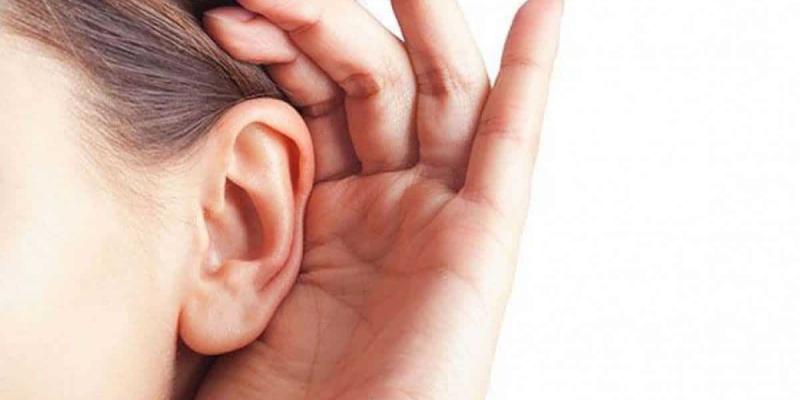 Imagen de una oreja y una mano simulando una persona sorda
