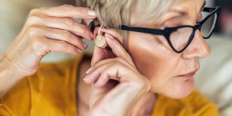 Una mujer con prótesis auditiva | Foto de 123rf/jovanmandic para Servimedia Una mujer con prótesis auditiva
