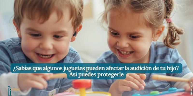 Un niño y una niña ríen con un juego que emite sonidos | Foto de Fiapas