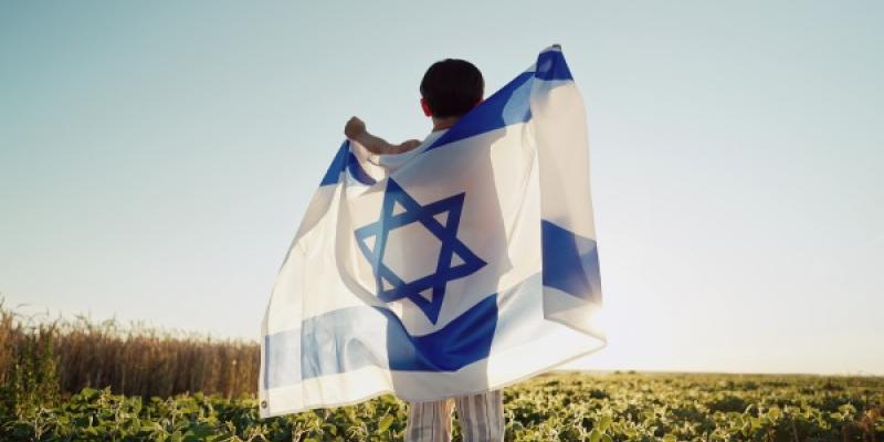 Feliz niño judío israelí saltando, bandera nacional de Israel. Día de la Independencia. Patriotismo. Símbolo de democracia, independencia y futuro. / Envato Feliz niño judío israelí saltando, bandera nacional de Israel. Día de la Independencia. Patriotismo. Símbolo de democracia, independencia y futuro.