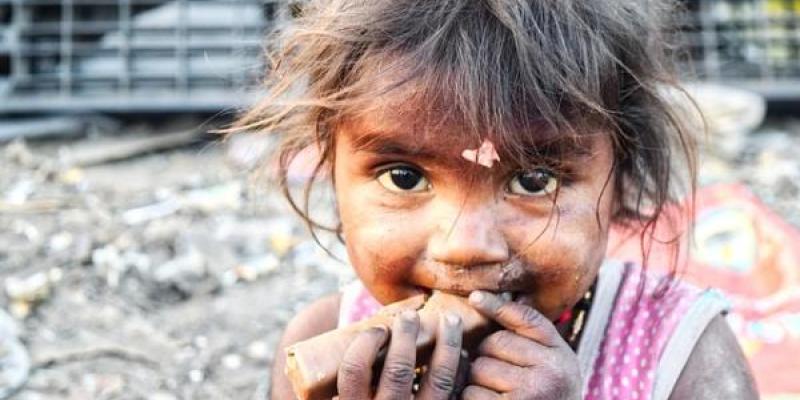 Niña de un país tercermundista pasando hambre