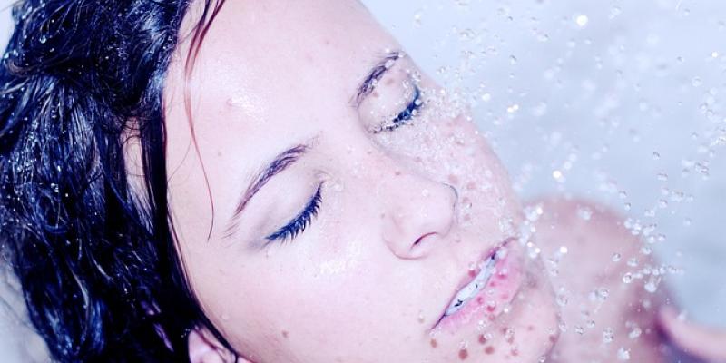 Ducha / Pixabay Chica dándose una ducha