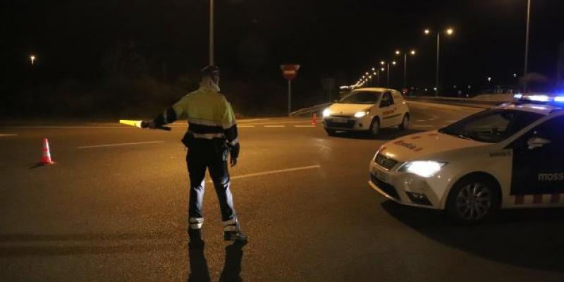 Control de los Mossos d'Esquadra en Tarragona tras el comienzo del toque de queda.ACN