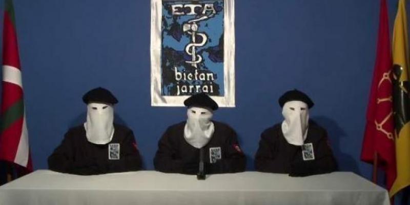 Imagen de archivo de tres miembros de ETA leyendo un comunicado.