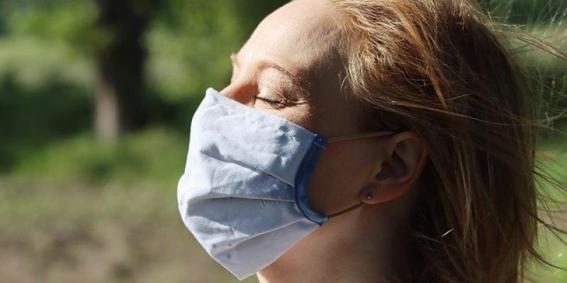 Imagen de Pixabay Señora con mascarilla en el exterior
