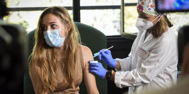 Chica recibiendo la vacuna contra el coronavirus
