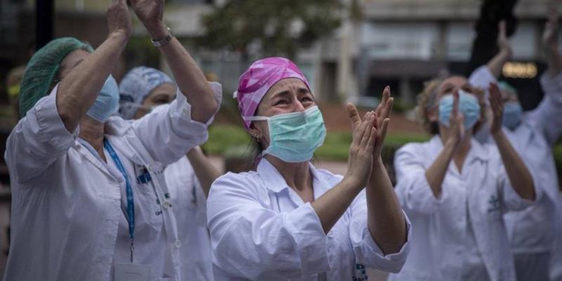 Sanitarios aplaudiendo durante la pandemia