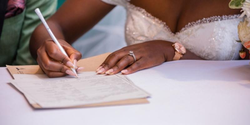 Fiscalidad matrimonial - Foto: Envato Elements Mujer firmando matrimonio