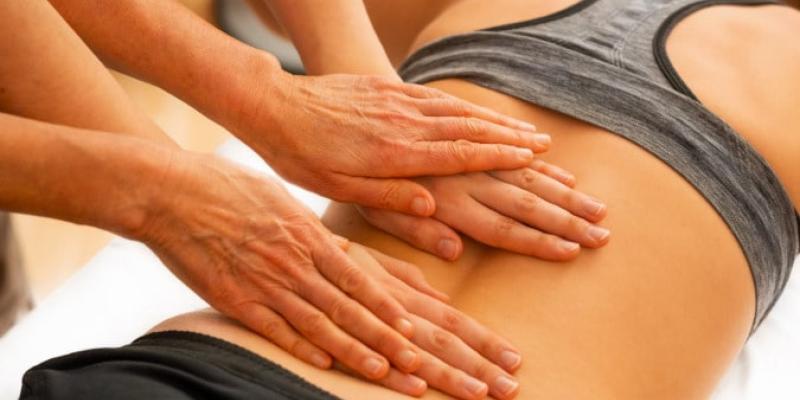 Imagen de un fisioterapia ejerciendo su trabajo/ Los beneficios de la fisioterapia