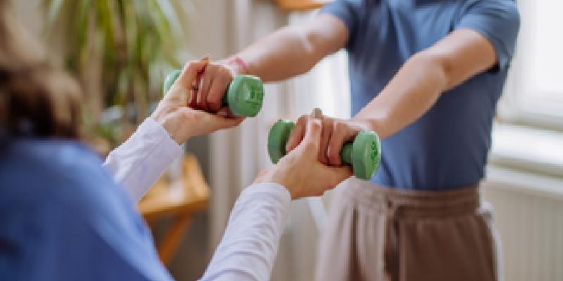 Imagen de una niña en una sesión de fisioterapia/envatoelements La fisioterapia pediátrica y todos sus beneficios