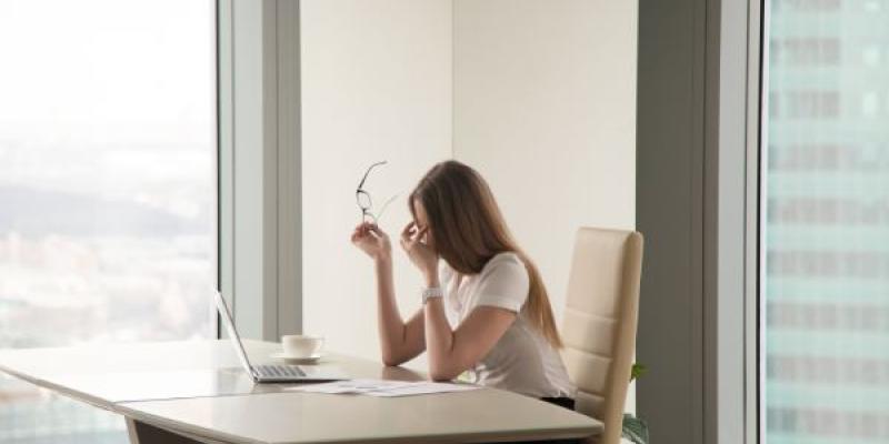 Chica trabajando con su ordenador en una oficina
