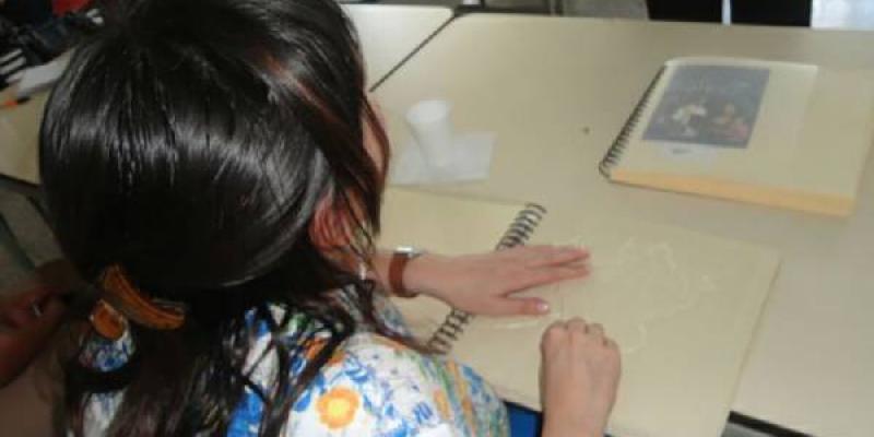 Una niña aprende en clase con material adaptado/FOAL