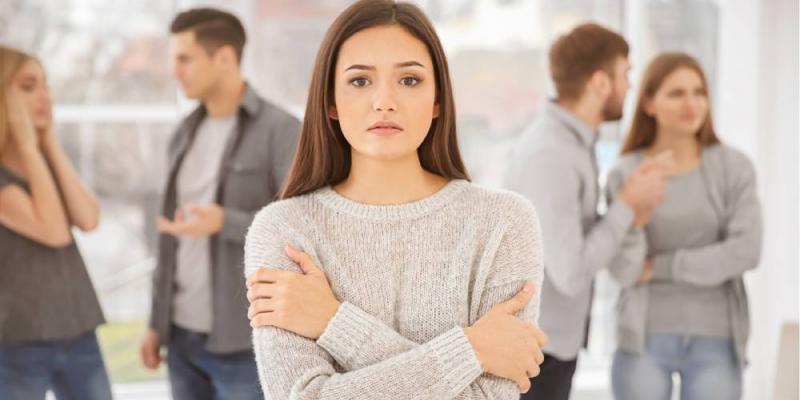 Imagen de Pixabay Chica con ansiedad rodeada de gente