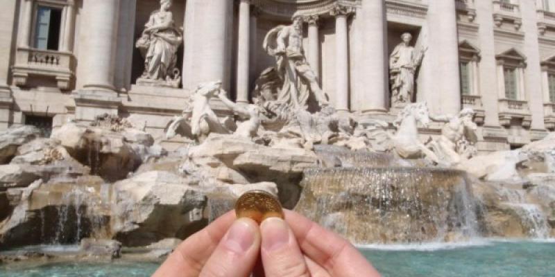 ¿Cómo se recogen las monedas de la Fontana di Trevi?
