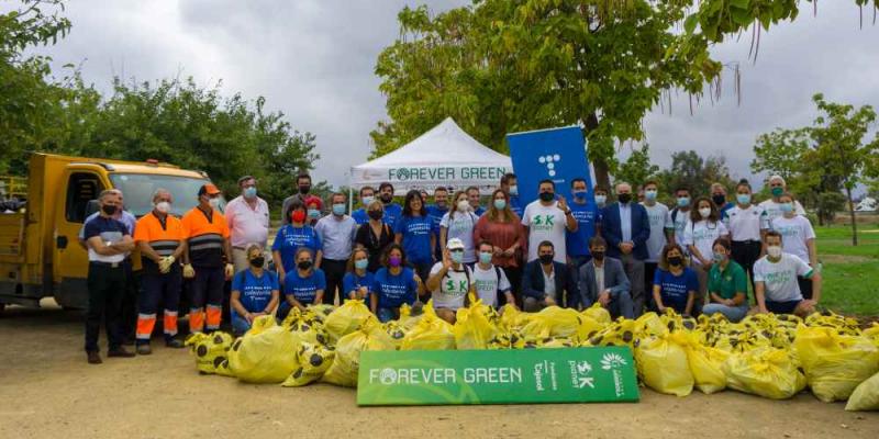 Imagen de Forever Green Voluntarios que han participado en la limpieza del Parque Guadaira