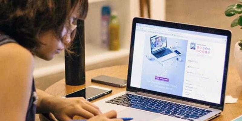 Imagen de una chica haciendo un curso online/Lecciona Las ventajas de la teleformación