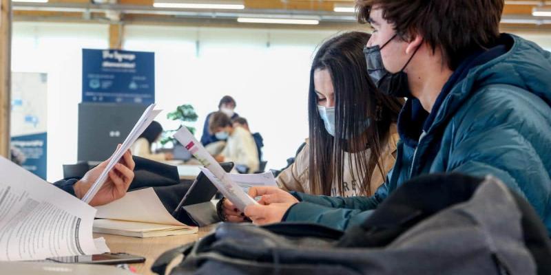 Imagen de dos chicos en una clase/20 minutos El Gobierno ofrece ayudas para la Formación Profesional