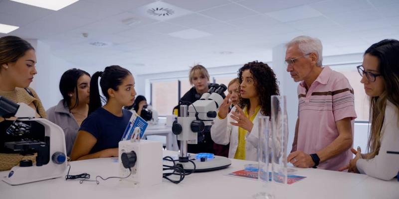 Imagen de varios jóvenes de FP/CEAC FP- Instituto Madrid Los jóvenes de las FP tienen menor tasa de desempleo