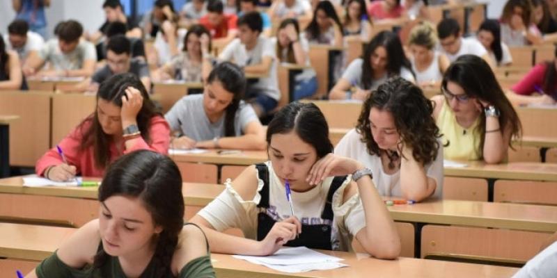 Imagen de universitarios en clase/El Correo de Andalucía Las universidad no garantiza acceder al empleo, pero ayuda