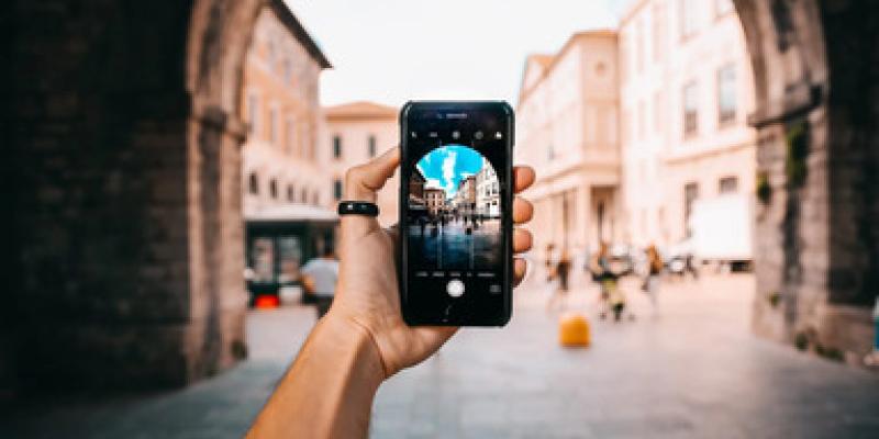 Imagen de una persona echando una foto/Blog del Fotógrafo Trucos para utilizar la cámara de tu móvil